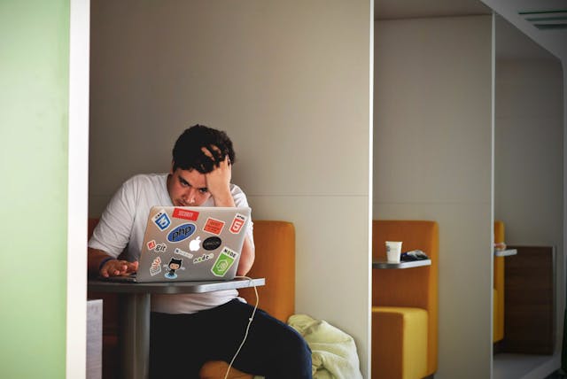 hombvre con su laptop buscando a la chica que le hizo ghosting